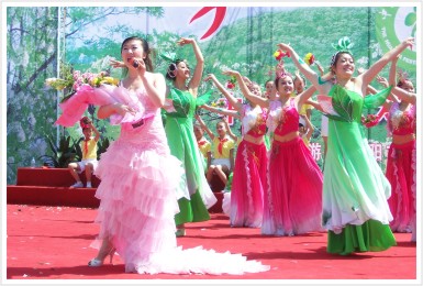2009年5月16日-《又闻槐花香》中国·永寿第六届槐花节-中国永寿中央广场