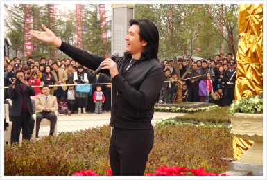 2008年11月16日-先河国际《我与费翔一起飞翔》银杏林广场开盘盛典-先和国际社区